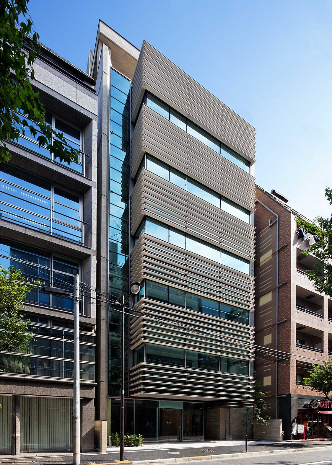 水平ルーバーと杉板型枠コンクリート打放によるシャープなデザインのオフィスビル